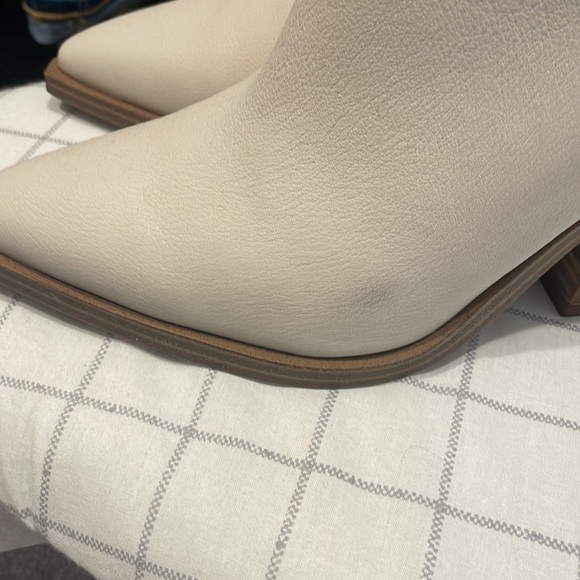 Vince Camuto White Ankle Boots size 9 - Picture 2 of 6
